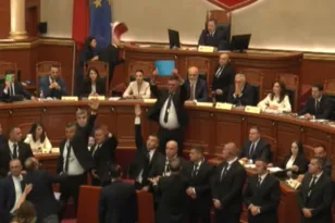 Πέταξαν βιβλία στον Ράμα, το απόλυτο χάος στη βουλή της Αλβανίας με «μήλον της έριδος» τη Diella