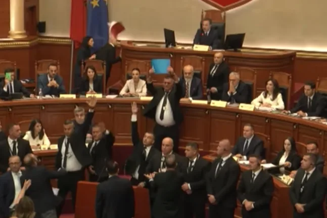 Πέταξαν βιβλία στον Ράμα, το απόλυτο χάος στη βουλή της Αλβανίας με «μήλον της έριδος» τη Diella