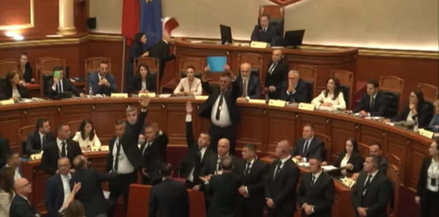 Πέταξαν βιβλία στον Ράμα, το απόλυτο χάος στη βουλή της Αλβανίας με «μήλον της έριδος» τη Diella