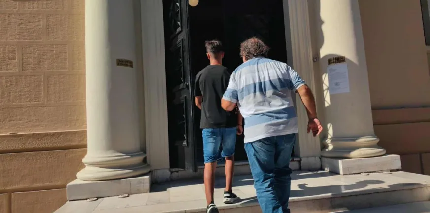 Ελεύθεροι με όρους οι τρεις ανήλικοι για τον ξυλοδαρμό 15χρονου στην Πάτρα Ελεύθεροι με όρους οι τρεις ανήλικοι για τον ξυλοδαρμό 15χρονου στην Πάτρα