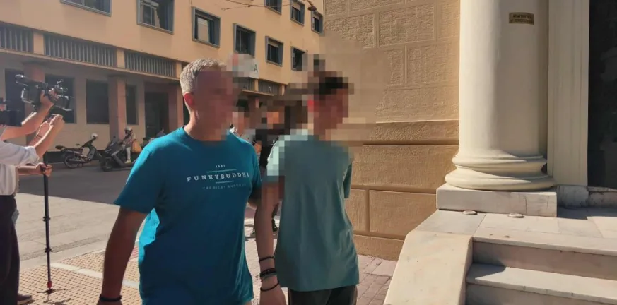 Άγρια επίθεση στην Πάτρα: Στον ανακριτή οι τρεις ανήλικοι για τον ξυλοδαρμό του 15χρονου Άγρια επίθεση στην Πάτρα: Στον ανακριτή οι τρεις ανήλικοι για τον ξυλοδαρμό του 15χρονου