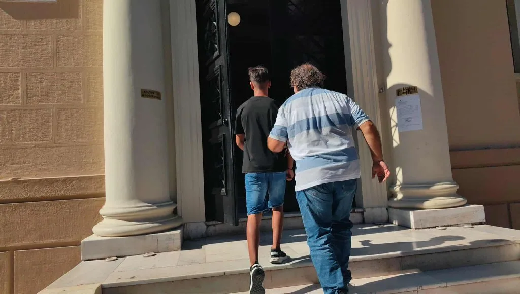 Άγρια επίθεση στην Πάτρα: Στον ανακριτή οι τρεις ανήλικοι για τον ξυλοδαρμό του 15χρονου