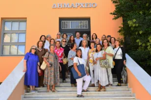 Πάτρα: Όταν οι μαθήτριες γύρισαν “σπίτι”: Οι απόφοιτες του Αρσακείου του ’75 ξανά στο ιστορικό τους σχολείο ΦΩΤΟ