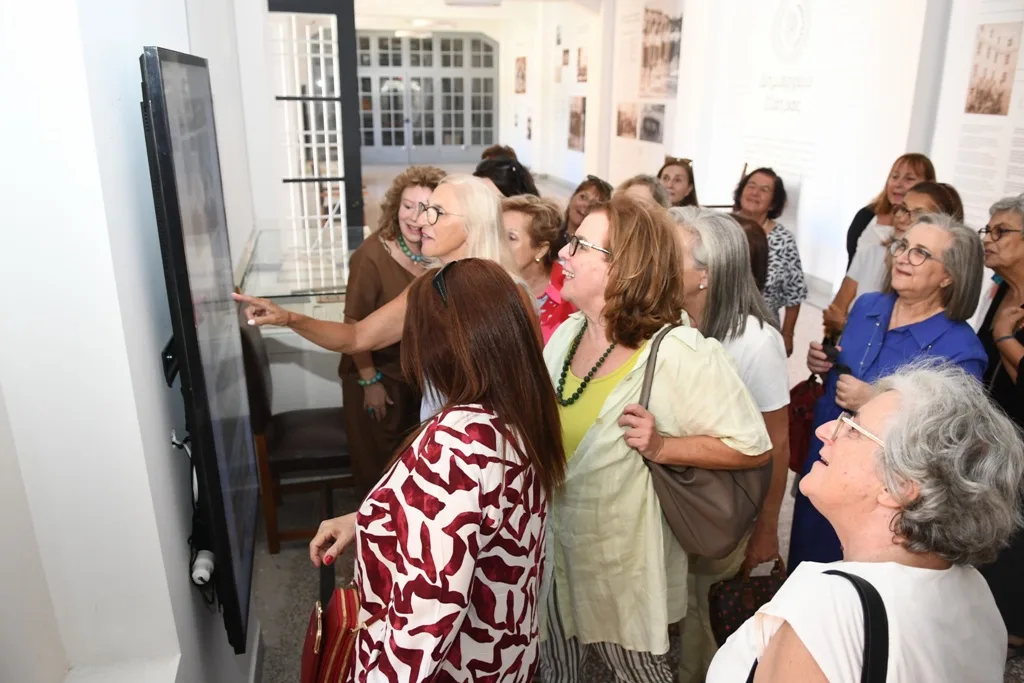 Πάτρα: Όταν οι μαθήτριες γύρισαν "σπίτι": Οι απόφοιτες του Αρσακείου του ’75 ξανά στο ιστορικό τους σχολείο ΦΩΤΟ