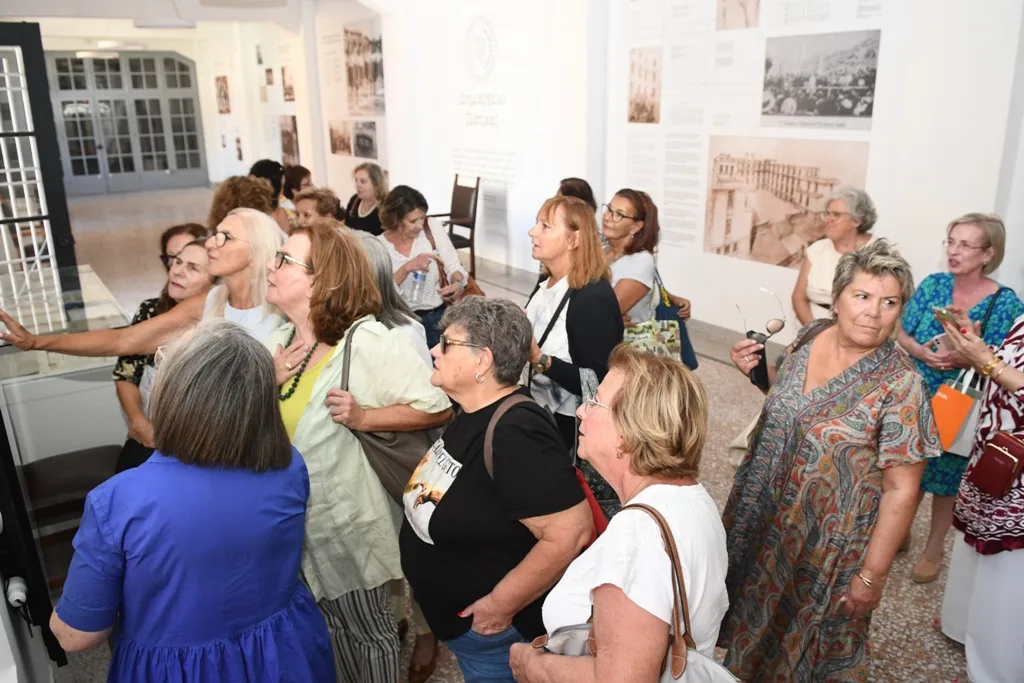 Πάτρα: Όταν οι μαθήτριες γύρισαν "σπίτι": Οι απόφοιτες του Αρσακείου του ’75 ξανά στο ιστορικό τους σχολείο ΦΩΤΟ