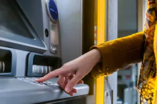 Ο απόλυτος τρόμος, τον κρατούσαν όμηρο, απειλές με όπλο σε ΑΤΜ