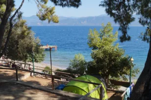 Ισχυροί άνεμοι παρέσυραν δύο νεαρούς με SUP στο Λαμπίρι…