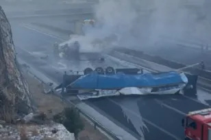 Τρόμος στην Αθηνών-Κορίνθου, ανατροπή νταλίκας και φωτιά! ΒΙΝΤΕΟ