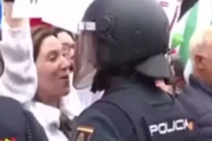 Έρωτας πίσω από την ασπίδα: Το viral φλερτ διαδηλώτριας με αστυνομικό στην Ισπανία ΒΙΝΤΕΟ