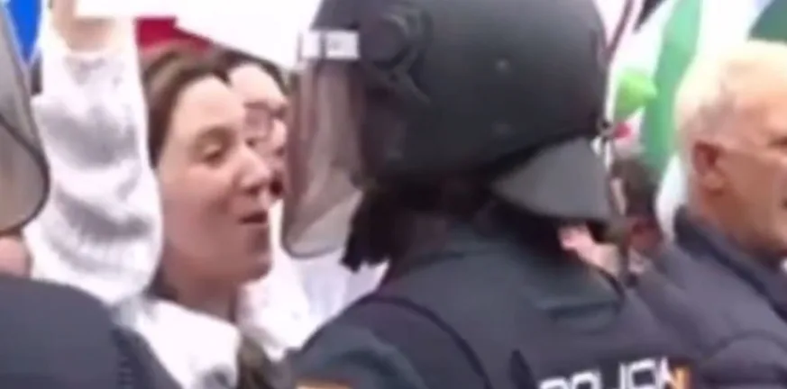 Έρωτας πίσω από την ασπίδα: Το viral φλερτ διαδηλώτριας με αστυνομικό στην Ισπανία ΒΙΝΤΕΟ