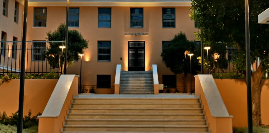 Γιατί η Δημοτική Αρχή Πάτρας καταγγέλλει την προσπάθεια των τραπεζιτών να μπουν στα σχολεία της πόλης Γιατί η Δημοτική Αρχή Πάτρας καταγγέλλει την προσπάθεια των τραπεζιτών να μπουν στα σχολεία της πόλης