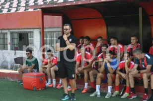 «Τύλιξαν» τον προπονητή της Παναχαϊκής σε μία κόλλα χαρτί! Ο λόγος