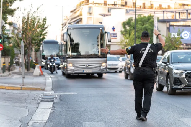 Οδηγός σχολικού λεωφορείου κινείτο ...ανάποδα, τι έδειξαν οι έλεγχοι της ΕΛΑΣ