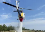 Πάτρα: Πυροσβεστικό ελικόπτερο προκάλεσε αναστάτωση – Κορμό δέντρου πήρε φωτιά στην Ξερόλακκα
