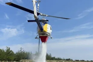 Πάτρα: Πυροσβεστικό ελικόπτερο προκάλεσε αναστάτωση – Κορμό δέντρου πήρε φωτιά στην Ξερόλακκα