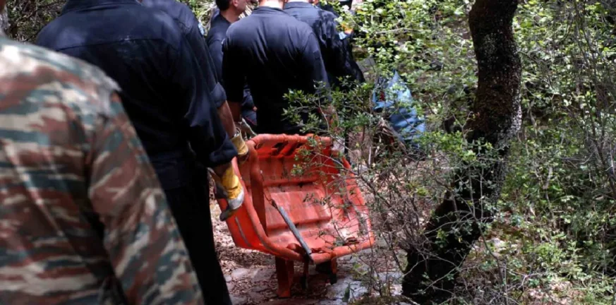 Λάρισα: Χωρίς τις αισθήσεις του ο άνδρας που εγκλωβίστηκε σε σπηλιά 22 μέτρων