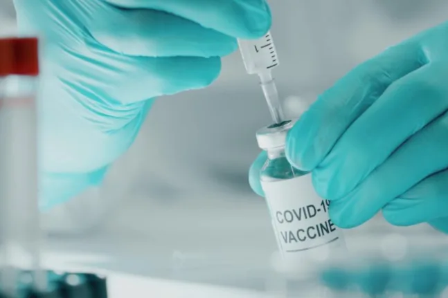 COVID - 19: Τι δείχνει έρευνα για τα εμβόλια, ποια η σχέση με εγκεφαλικά και καρδιακά επεισόδια