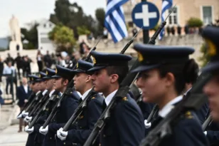 Πρώτη αύξηση για τους ένστολους από τον Οκτώβριο, μέχρι δύο μισθούς τον χρόνο!