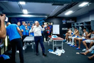 Μπουγέλα και πανηγύρια με Λιόλιο στα αποδυτήρια της Εθνικής - Φωτογραφίες