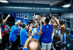 Μπουγέλα και πανηγύρια με Λιόλιο στα αποδυτήρια της Εθνικής - Φωτογραφίες