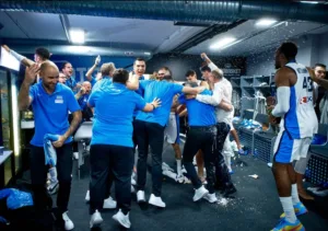 Μπουγέλα και πανηγύρια με Λιόλιο στα αποδυτήρια της Εθνικής - Φωτογραφίες