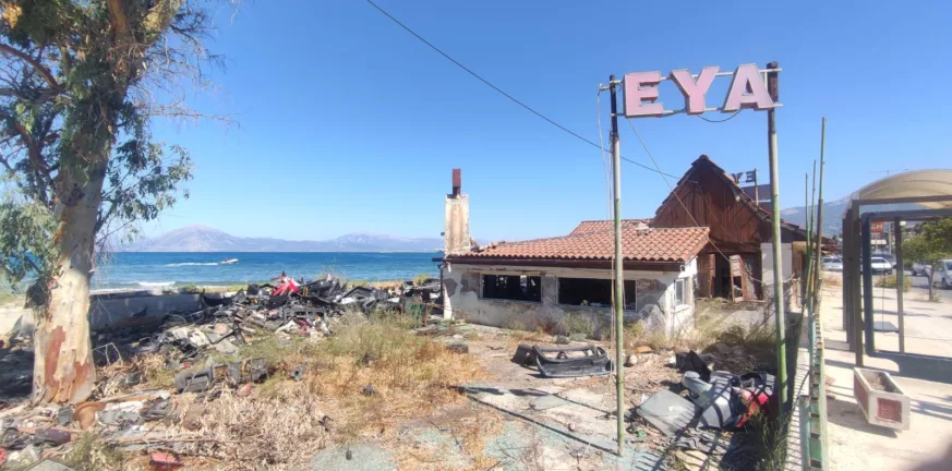Πάτρα: Δεν άφησαν... λαμπόγυαλο στην ιστορική "Εύα" - Από πάρκο… γκέτο! Αυτοψία της «Π»