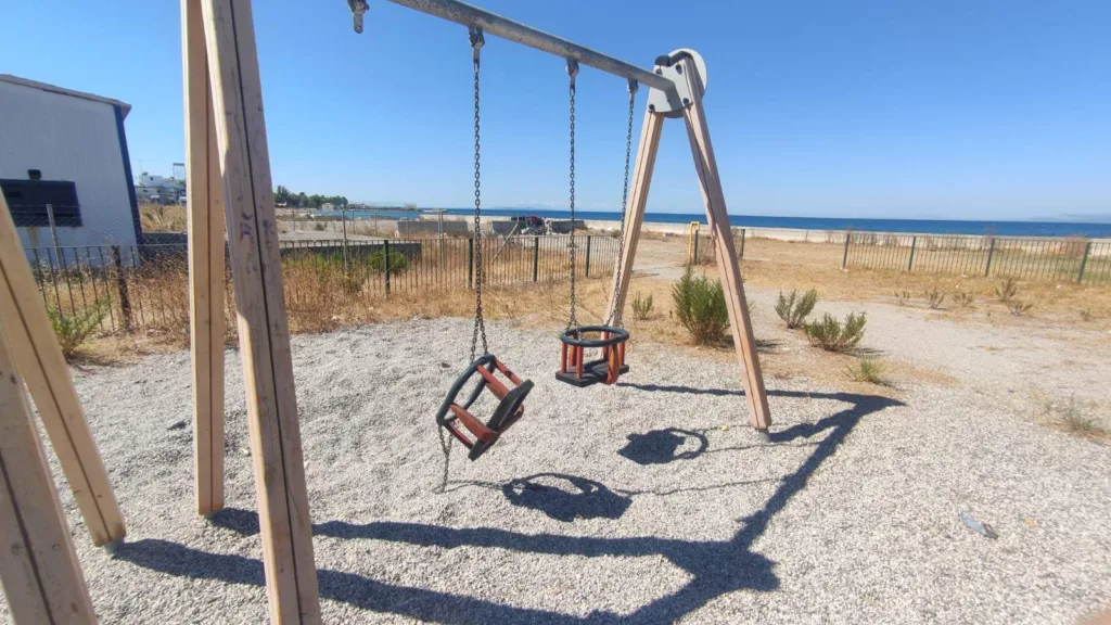 Πάτρα: Δεν άφησαν... λαμπόγυαλο στην ιστορική "Εύα" - Από πάρκο… γκέτο! Αυτοψία της «Π»