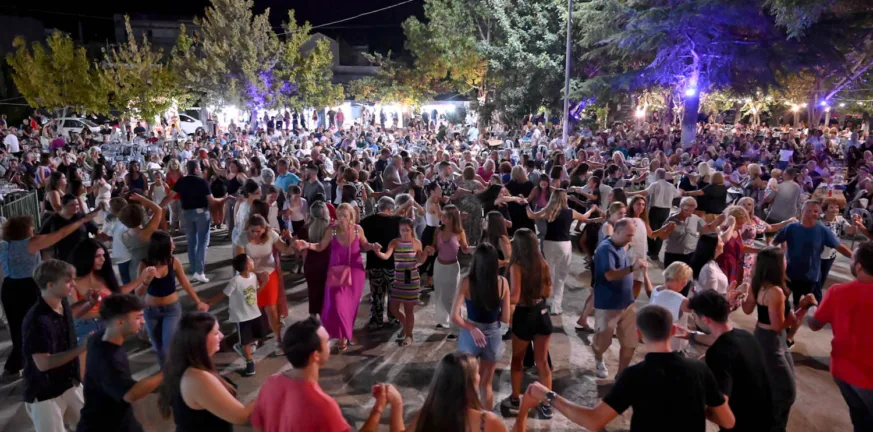 Χρώματα, ενθουσιασμός και χαμόγελα σε τριήμερο γλέντι στους Αμπελόκηπους ΦΩΤΟ Χρώματα, ενθουσιασμός και χαμόγελα σε τριήμερο γλέντι στους Αμπελόκηπους ΦΩΤΟ