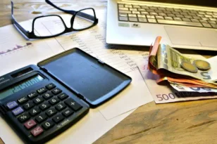 Νέο φορολογικό νομοσχέδιο: Ελαφρύνσεις 1,7 δισ. ευρώ για οικογένειες και νέους, τι προβλέπει για στεγαστικό και ακίνητα