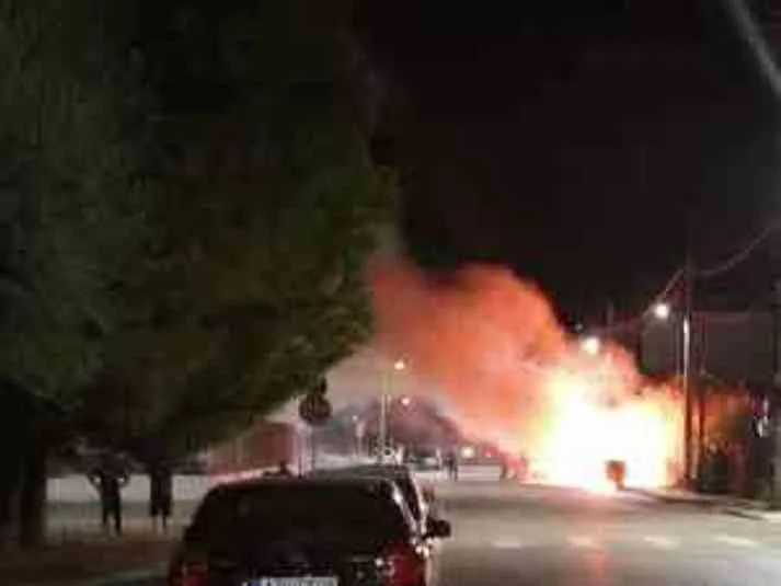 Ολοσχερής καταστροφή ΙΧ από φωτιά στην Πάτρα ΦΩΤΟ