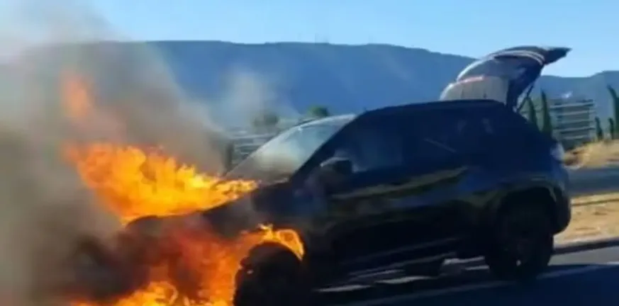 Αυτοκίνητο σε τυλίχτηκε στις φλόγες στην Αττική Οδό