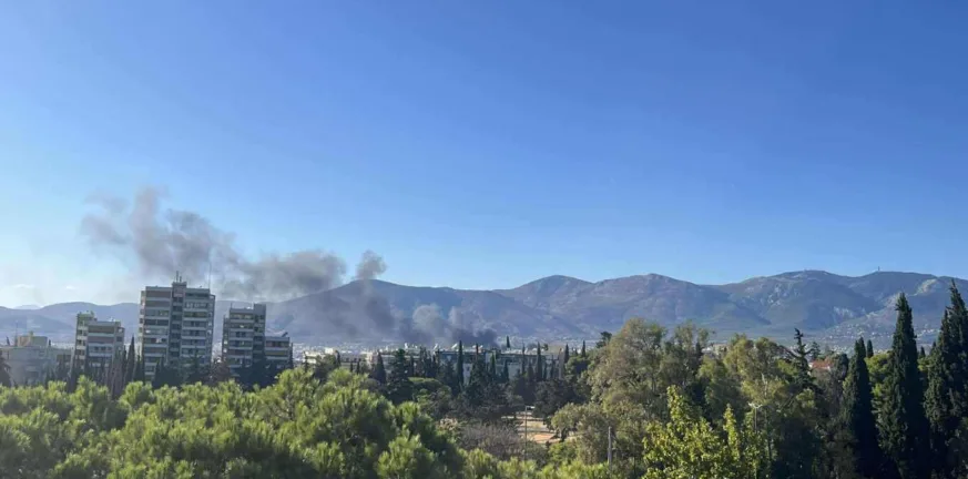 Ξέσπασε φωτιά (και) στο Μενίδι σε εργοστάσιο με παλέτες, μήνυμα από το 112