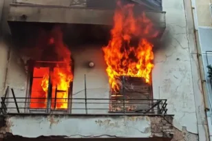 Μεταξουργείο: Φωτιά σε εγκαταλελειμμένο κτήριο, επιχείρηση της Πυροσβεστικής