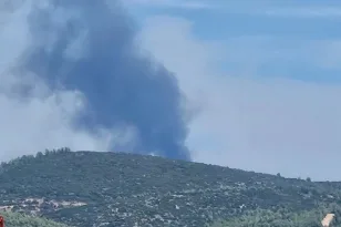 Μεγάλη φωτιά στην Πυλαία Θεσσαλονίκης – Ενισχυμένες δυνάμεις στη μάχη με τις φλόγες