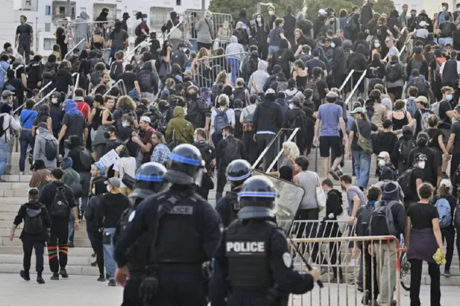 Γαλλία σε αναβρασμό: Άγριες διαδηλώσεις και συλλήψεις στο πλαίσιο του κινήματος «Μπλοκάρουμε τα πάντα» ΒΙΝΤΕΟ