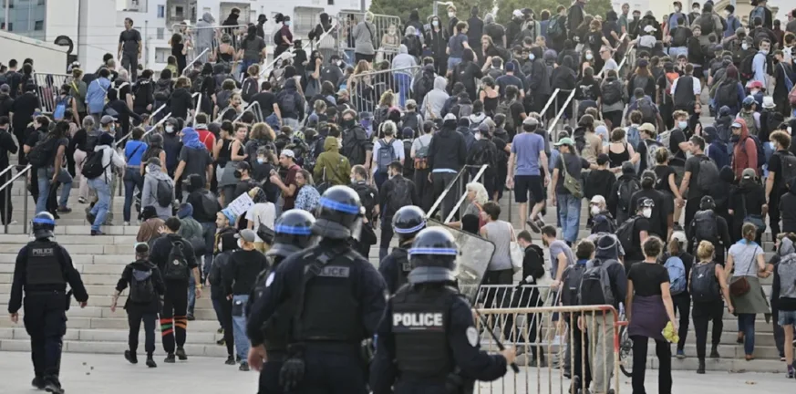 Γαλλία σε αναβρασμό: Άγριες διαδηλώσεις και συλλήψεις στο πλαίσιο του κινήματος «Μπλοκάρουμε τα πάντα» ΒΙΝΤΕΟ Γαλλία σε αναβρασμό: Άγριες διαδηλώσεις και συλλήψεις στο πλαίσιο του κινήματος «Μπλοκάρουμε τα πάντα» ΒΙΝΤΕΟ