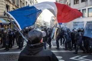 Η Γαλλία «παραλύει»: Μαζικές κινητοποιήσεις κατά του Λεκορνί με φόντο τις περικοπές