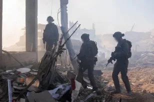 Πρώτες εικόνες από τη Γάζα: Μάχες μέσα στα ερείπια, βομβαρδισμοί και χιλιάδες σε φυγή – Δείτε ΖΩΝΤΑΝΑ