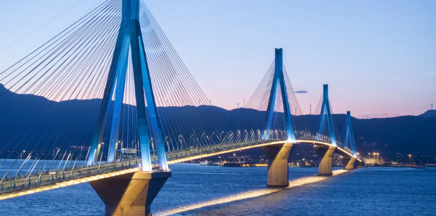 Η Γέφυρα φωτίζεται για τον Σταύρο Ξαρχάκο Η Γέφυρα φωτίζεται για τον Σταύρο Ξαρχάκο