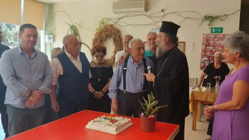 Παππούς στο Ρέθυμνο γιόρτασε, τούρτα με τρία κεράκια ΦΩΤΟ