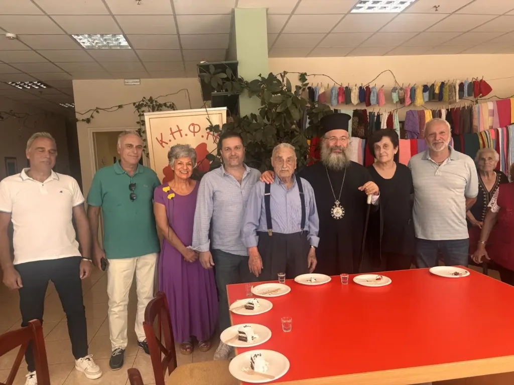 Παππούς στο Ρέθυμνο γιόρτασε, τούρτα με τρία κεράκια ΦΩΤΟ