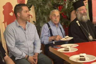 Παππούς στο Ρέθυμνο γιόρτασε, τούρτα με τρία κεράκια ΦΩΤΟ