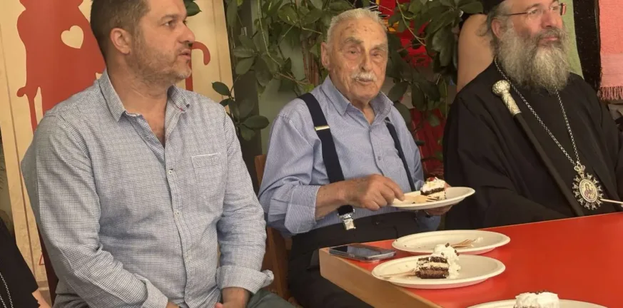 Παππούς στο Ρέθυμνο γιόρτασε, τούρτα με τρία κεράκια ΦΩΤΟ