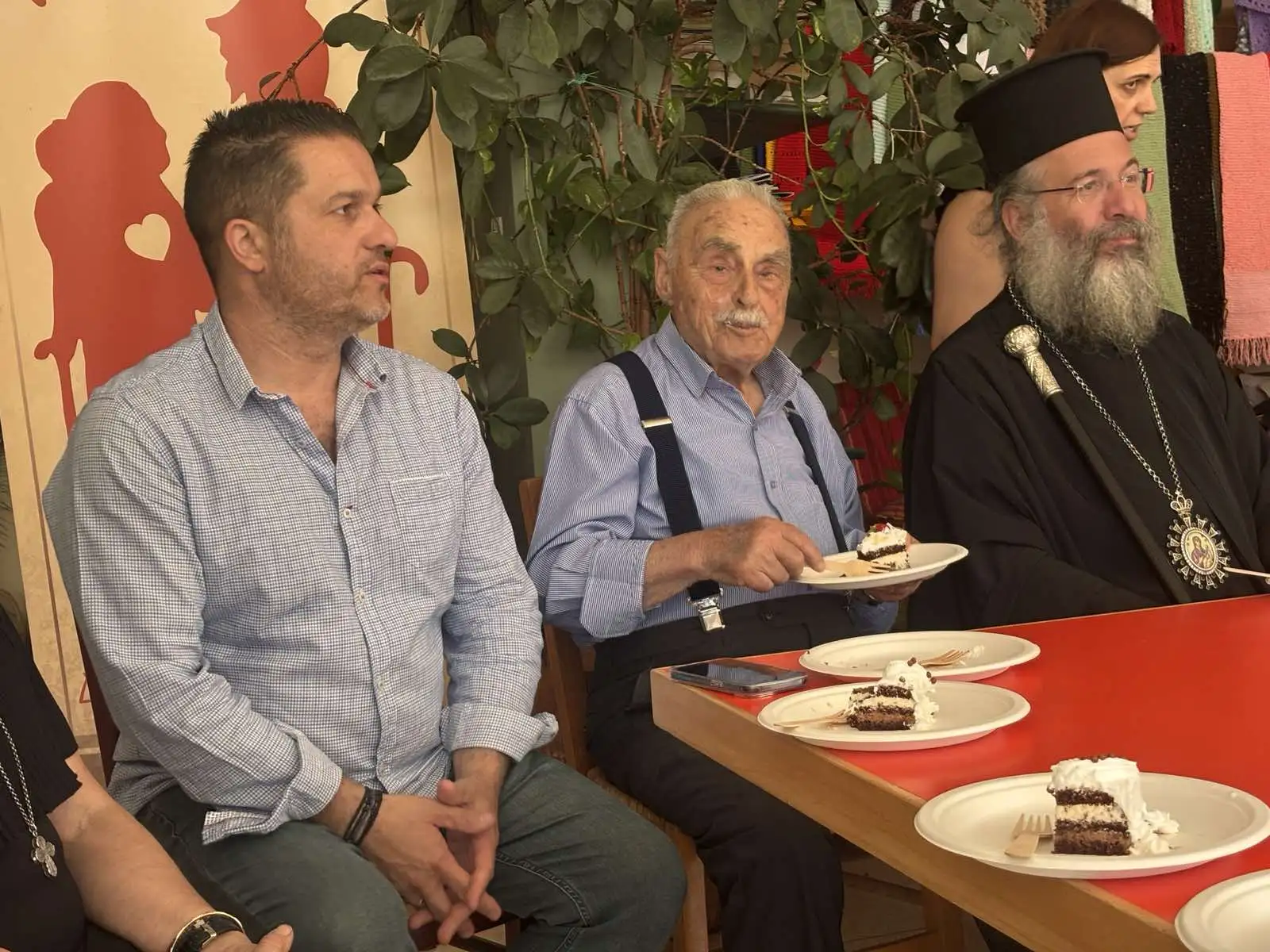 Παππούς στο Ρέθυμνο γιόρτασε, τούρτα με τρία κεράκια ΦΩΤΟ