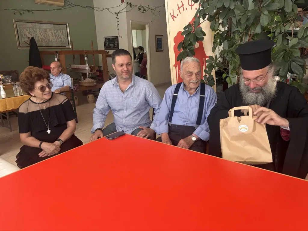 Παππούς στο Ρέθυμνο γιόρτασε, τούρτα με τρία κεράκια ΦΩΤΟ