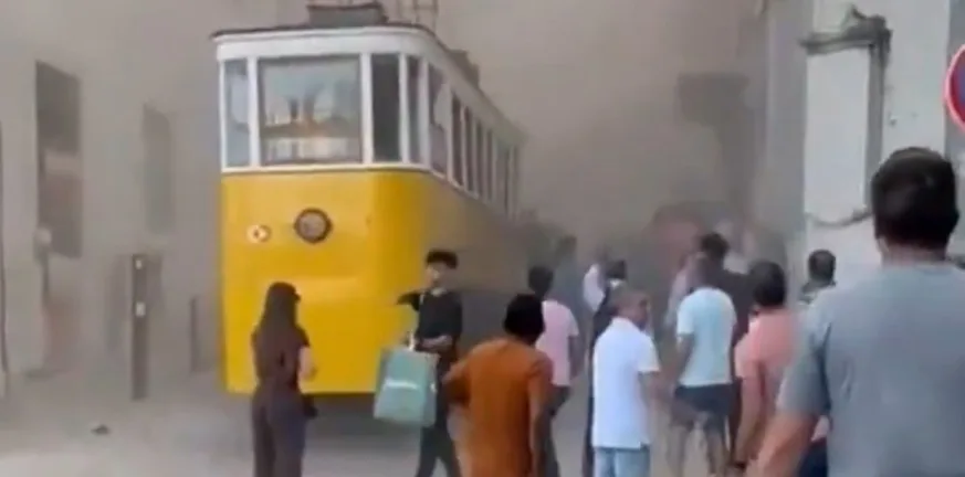 Λισαβόνα: Εκτροχιάστηκε το ιστορικό τελεφερίκ Γκλόρια, 15 νεκροί, δεκάδες τραυματίες ΒΙΝΤΕΟ Λισαβόνα: Εκτροχιάστηκε το ιστορικό τελεφερίκ Γκλόρια, 15 νεκροί, δεκάδες τραυματίες ΒΙΝΤΕΟ