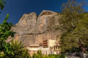 «Σκότωνε άνθρωπο για το Μέγα Σπήλαιο», ο αδελφός του ηγούμενου για την υπόθεση αρχαιοκαπηλίας
