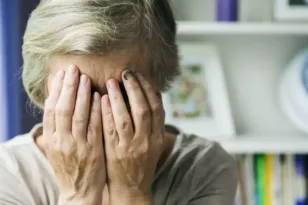 «Ναι, έχω κακοποιηθεί, μου έριχνε νερά, μου πετούσε πράγματα», η μαρτυρία της 79χρονης