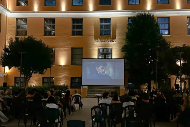 Πάτρα: Το «Κοπρόσκυλο» συνεχίζει το ταξίδι του Δημοτικού Κινητού Κινηματογράφου