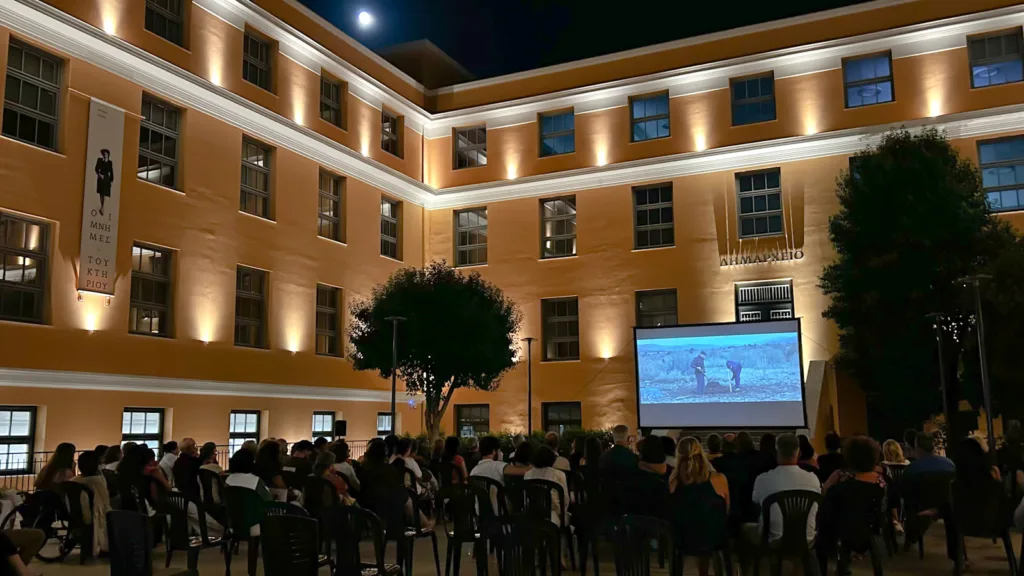 Πάτρα: Το «Κοπρόσκυλο» συνεχίζει το ταξίδι του Δημοτικού Κινητού Κινηματογράφου